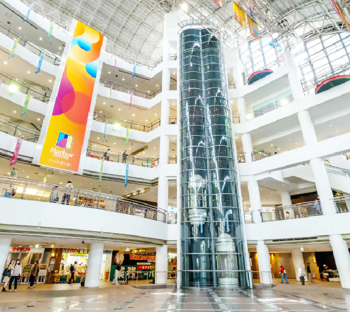 神戸ハーバーランドセンタービルを1階から見上げた風景